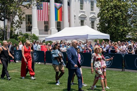 Transgender activist no longer welcome at White House after。